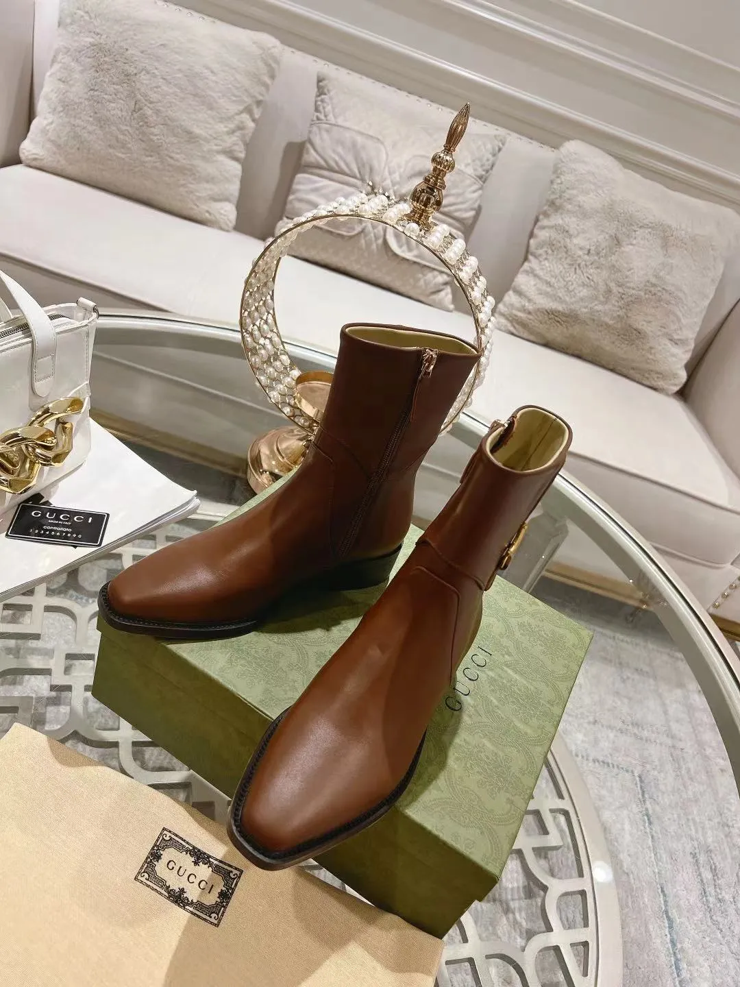 👟👟Ex-factory price 600👟👟 Gucci's latest popular half-horsebit detail boots for autumn and winter, European and American punk style riding boots, horsebit detail boots, the same style as the big-name street style darlings of European and American stars. Upper: Calfskin imported from Italy Size: 35-42#